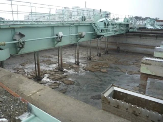 被災した浄化センターの沈殿池に堆積した汚泥を連続処理！従来比較で産廃量が1/8に！