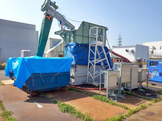 下水処理場の沈殿槽に堆積した汚泥を処理!従来比較で処理費用が3/5、産廃量が1/25に!