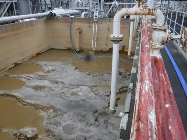 バキュームカー吸引状況の写真