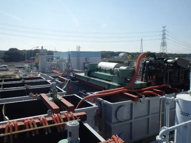 発電所の取水口に沈殿した汚泥を処理!従来比較で産廃量が1/7に!