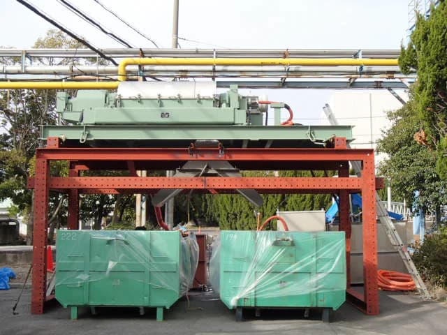 繊維工場の沈殿槽を汚泥処理!水質悪化を防ぎ、従来比較で産廃量が1/5に!