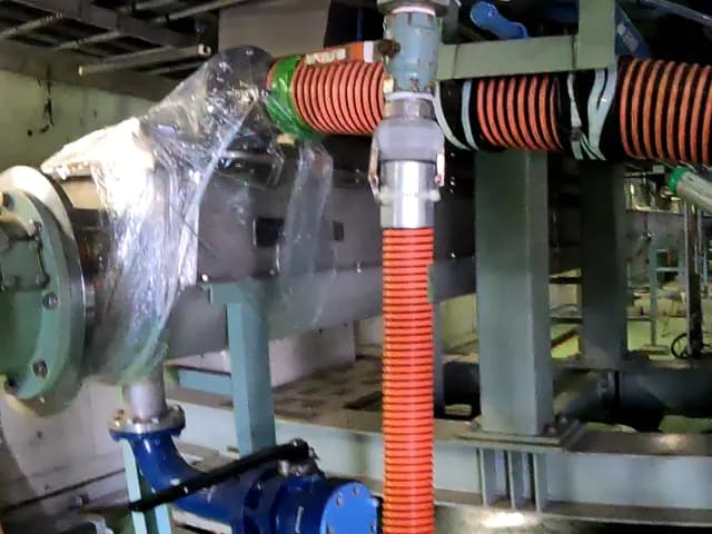 スクリューコンベアで既設搬送機へ接続 の写真