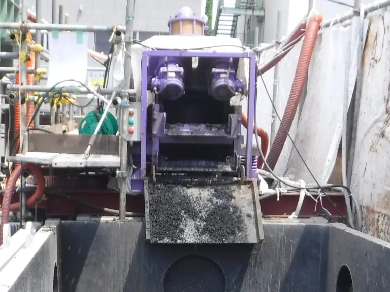 砂分除去機(サイクロン付振動ふるい機)設置状況 の写真