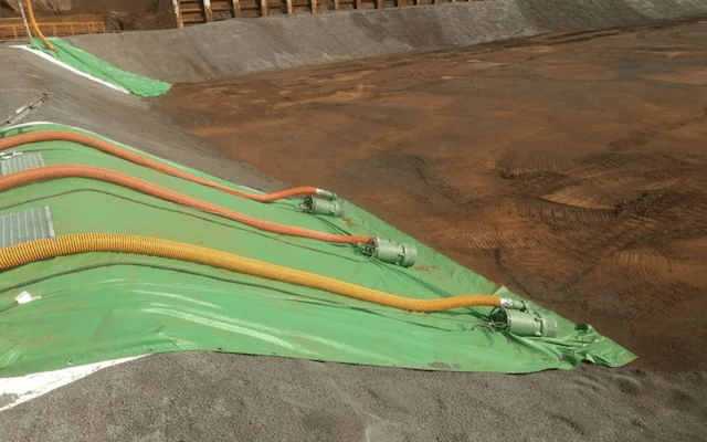 製鉄所内の雨水受け槽に堆積した高濃度汚泥を安定移送!既設水処理設備を利用して処理工程を削減!