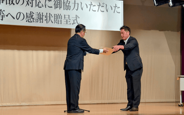 八潮市道路陥没事故の対応に御協力いただいた団体等への感謝状贈呈式 セイスイ工業①