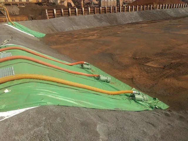 製鉄所内の雨水受け槽に堆積した高濃度汚泥を安定移送！既設水処理設備を利用して処理工程を削減！