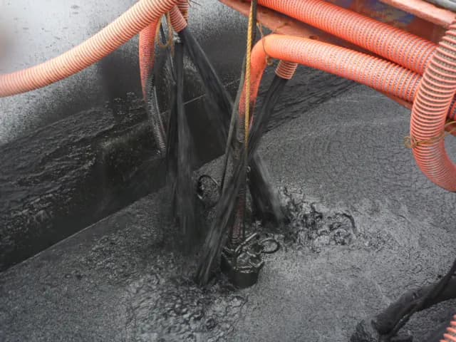 油分を含んだ原水(濃度10%)の写真