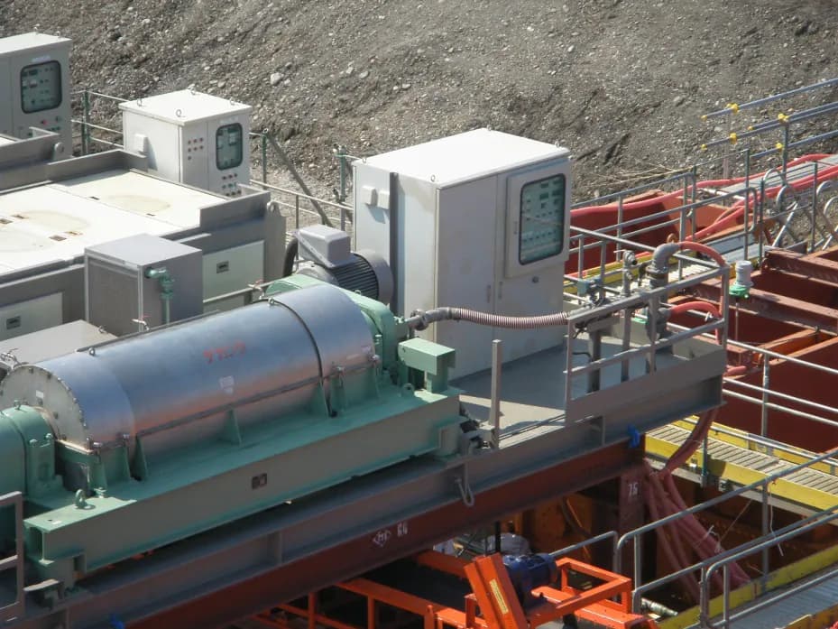 脱水機(遠心分離機)設置状況 HS-500MW×2台、HS-600MW×1台 の写真