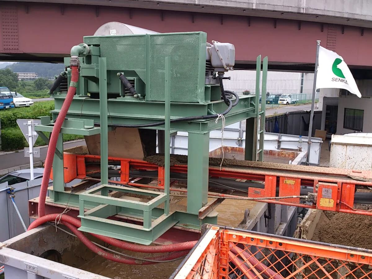 遠心分離機(推進泥水の再利用)の写真