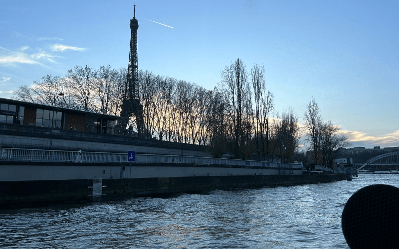 セーヌ川から見たエッフェル塔