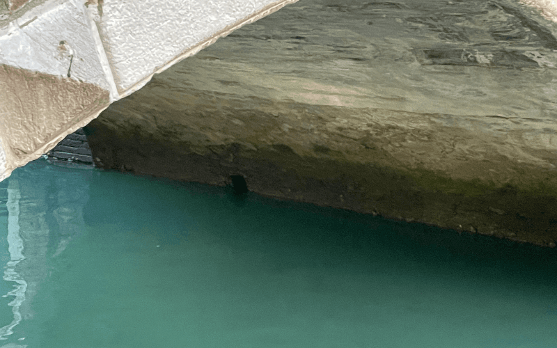 ベネチア 排水管